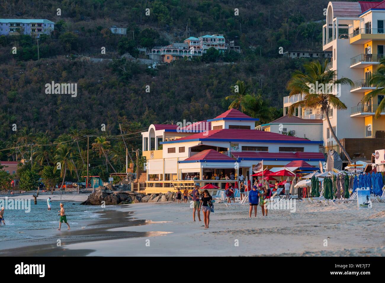 West Indies, British Virgin Islands, Tortola Island, on Cane Garden Bay's last end-of-day bathing beach, in the background the famous Quitos bar Stock Photo
