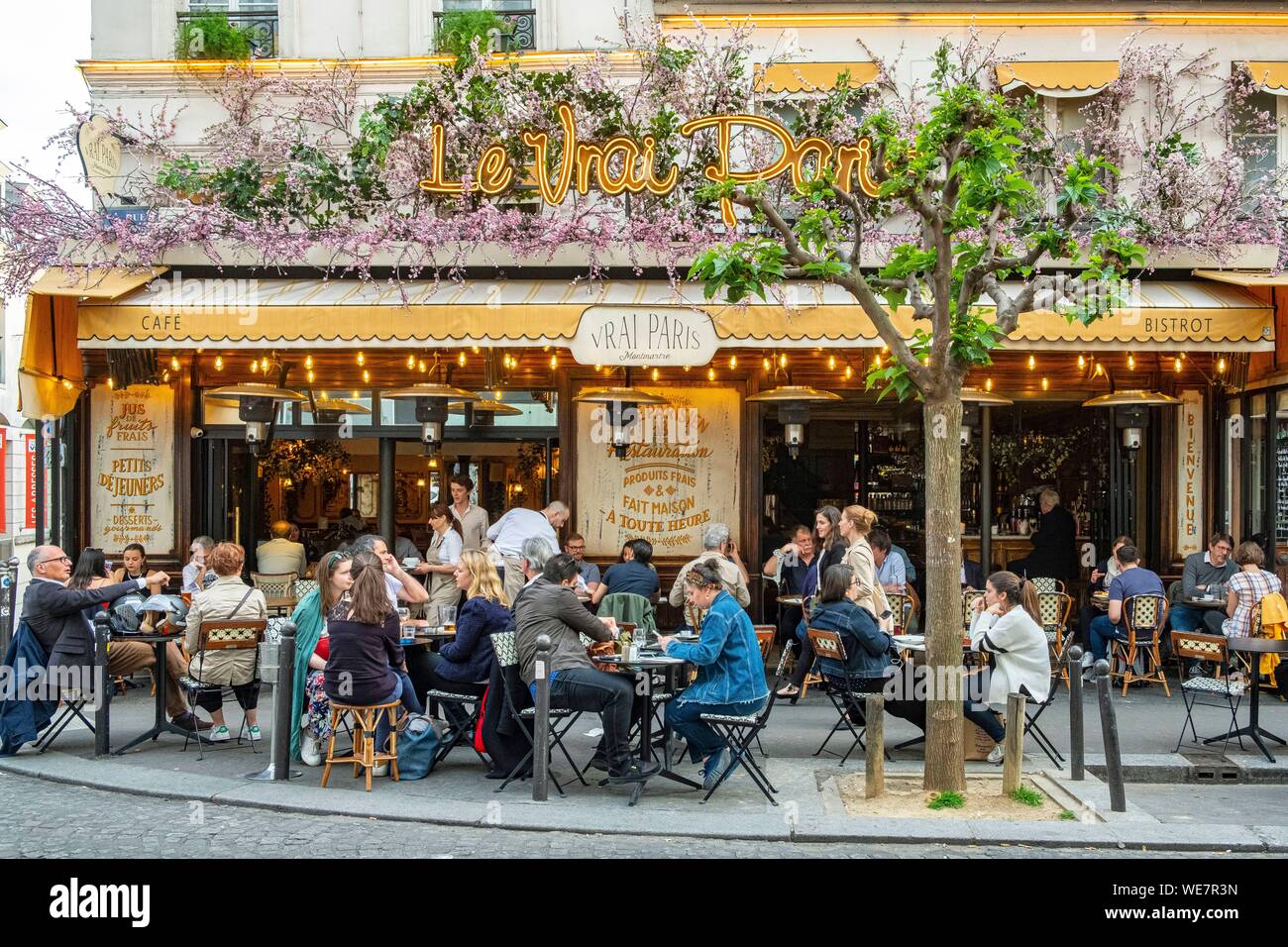 France, Paris, Montmartre district, cafe in the Rue des Abbesses, Le Vrai Paris cafe Stock Photo
