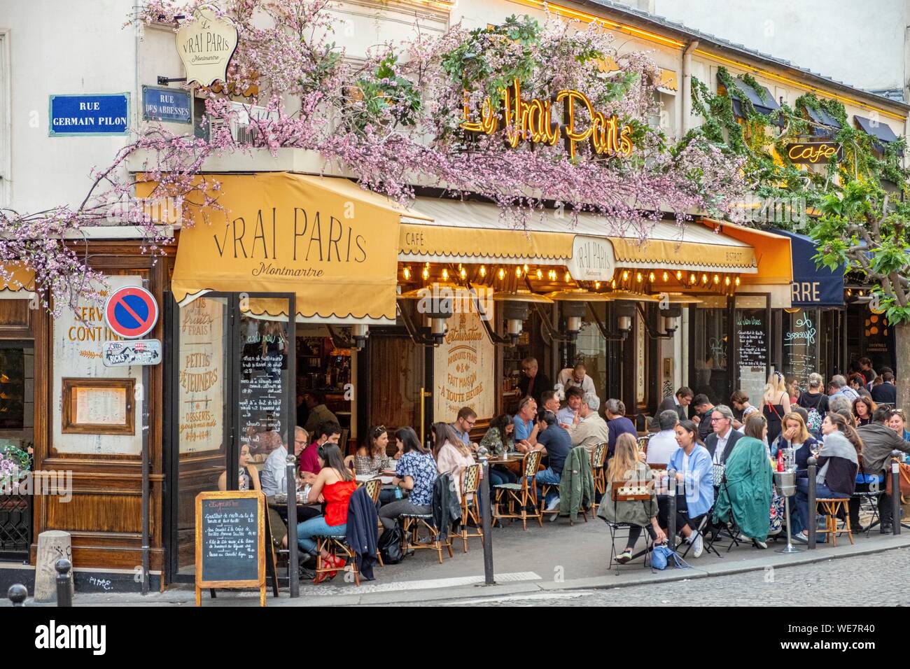France, Paris, Montmartre district, cafe in the Rue des Abbesses, the Vrai Paris cafe Stock Photo