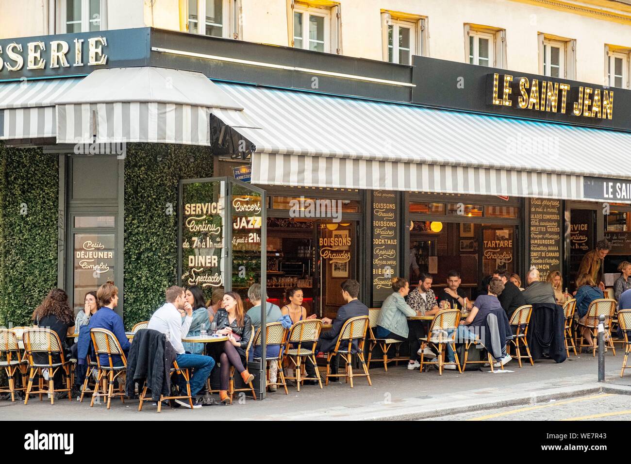 Paris cafe in spring hi-res stock photography and images - Alamy