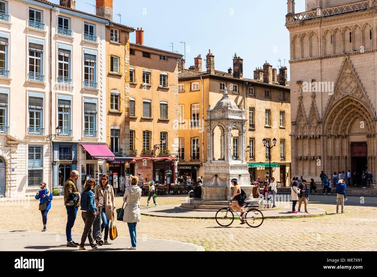 France, Rhone, Lyon, historical site listed as World Heritage by UNESCO, Vieux Lyon (Old Town), Saint Jean District, fountain in Place St Jean Stock Photo