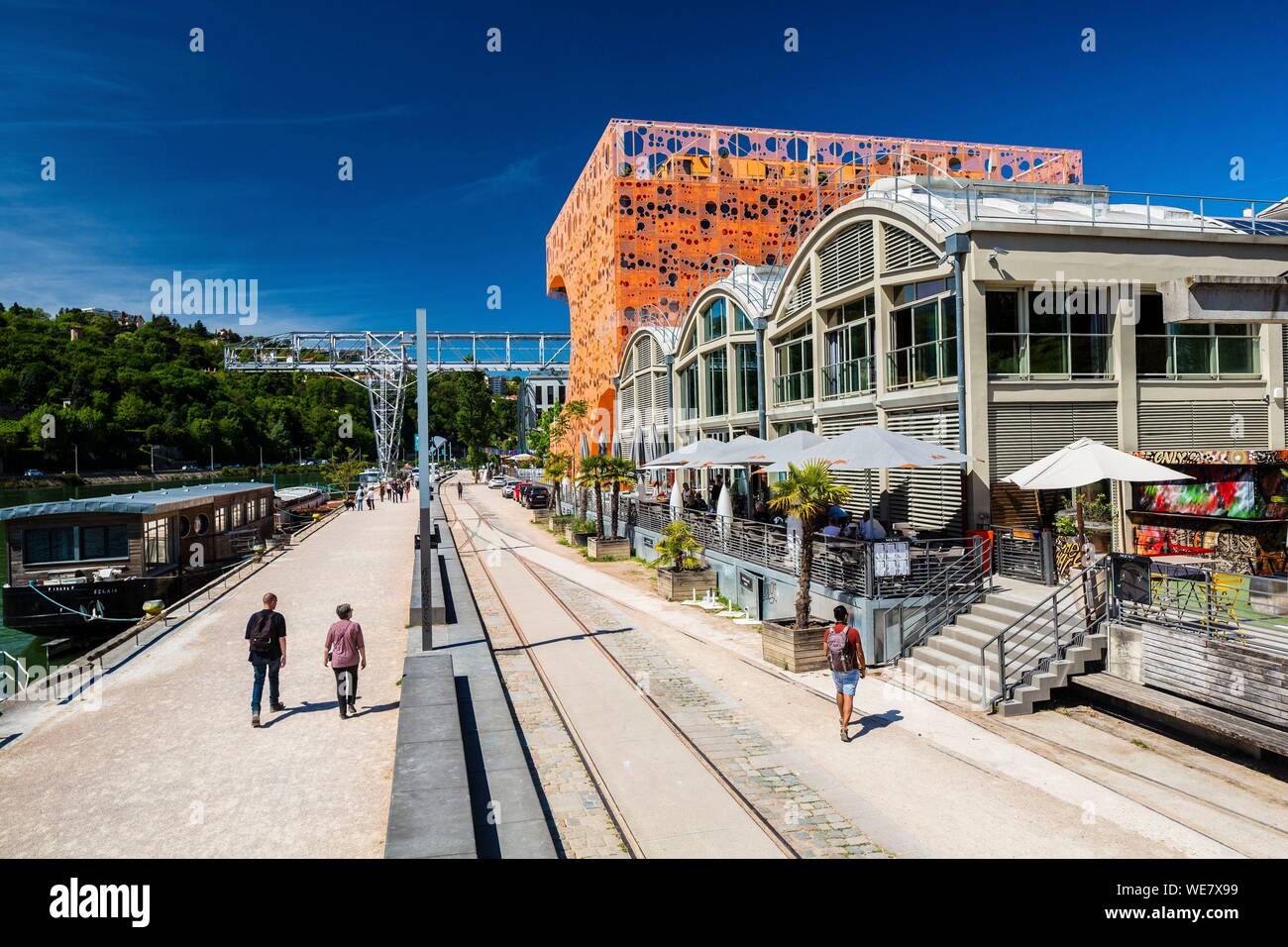 France, Rhone, Lyon, La Confluence district south of the Presqu'ile, close to the confluence of the Rhone and the Saone rivers, quai Rambaud along the former docks, Selcius restaurant and Pavillon des Salins also called Cube Orange Stock Photo