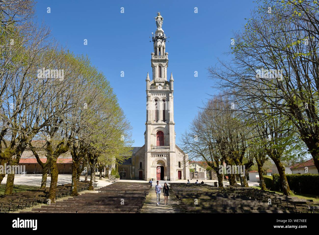 France, Meurthe et Moselle, Saxon Sion, basilica of Notre Dame of Sion, couple in the outdoor path Stock Photo