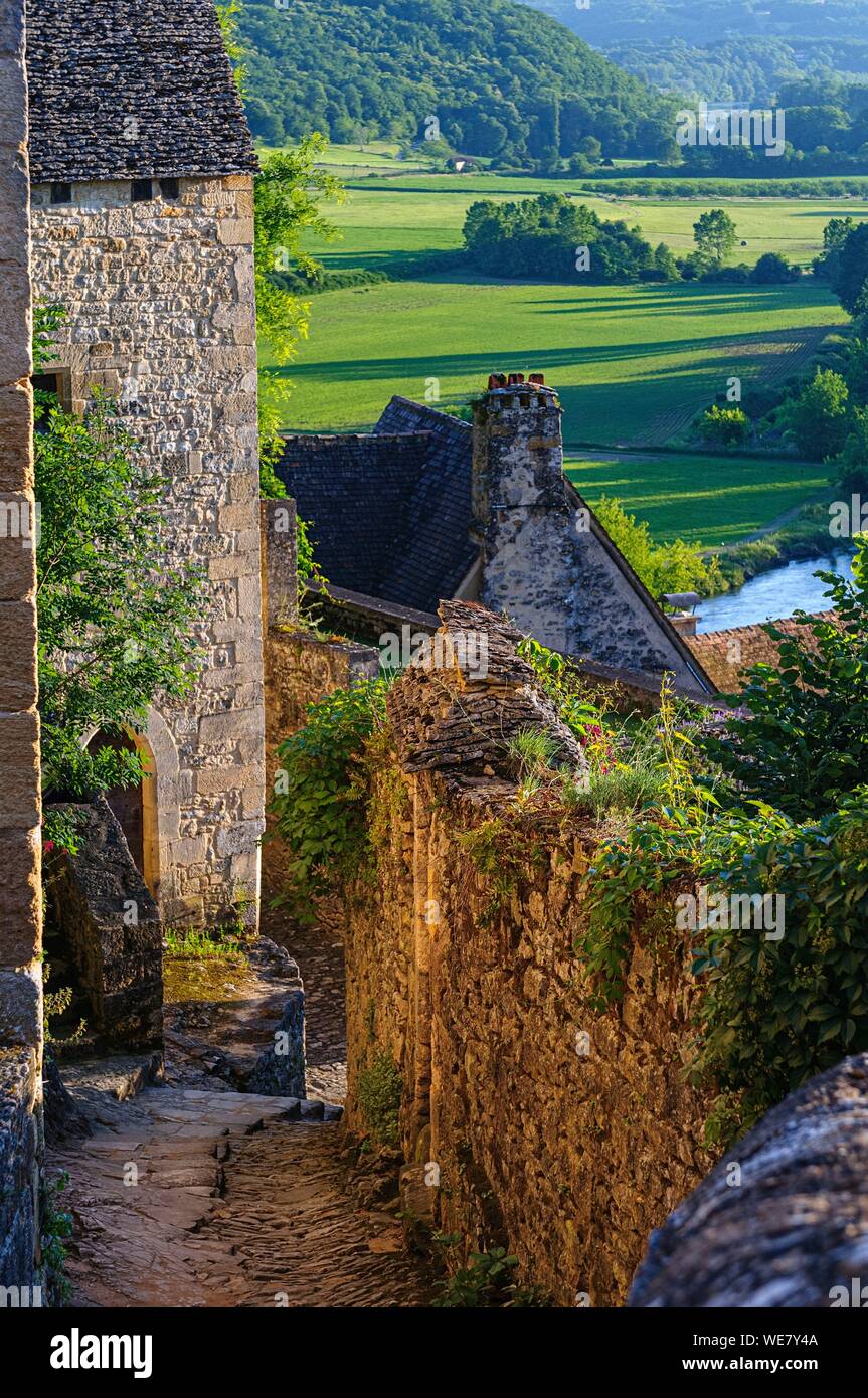 Medieval street view hi-res stock photography and images - Alamy