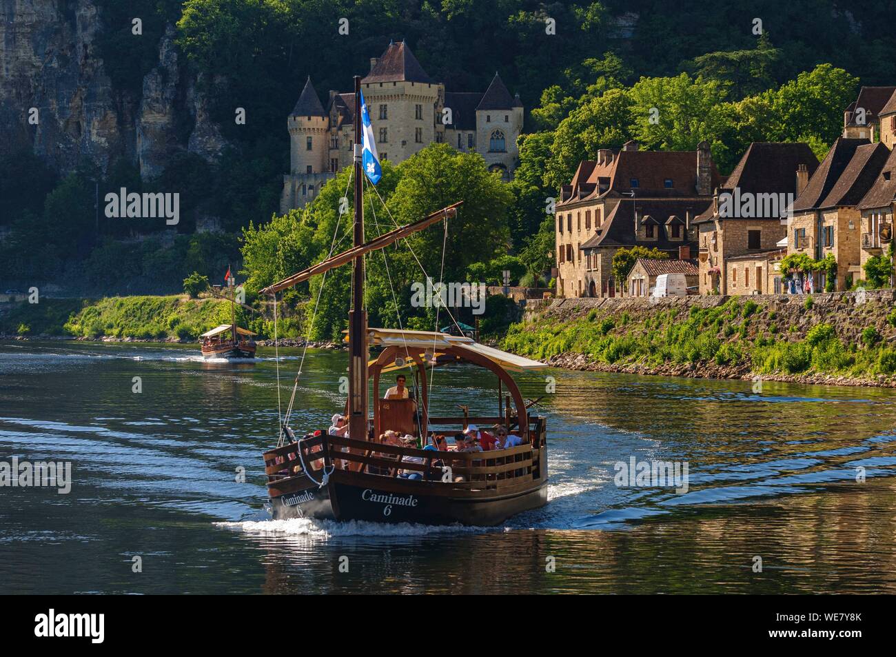 France, Dordogne, La Roque Gageac, tourists aboard a traditional boat on the Dordogne river Stock Photo