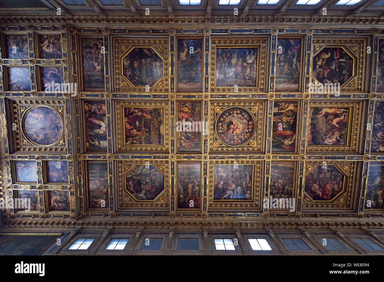 Italy, Tuscany, Florence, listed as World Heritage by UNESCO, the Palazzo Vecchio, Salone dei Cinquecento (Hall of the Five Hundred), the coffered ceiling decorated with Vasari's paintings Stock Photo