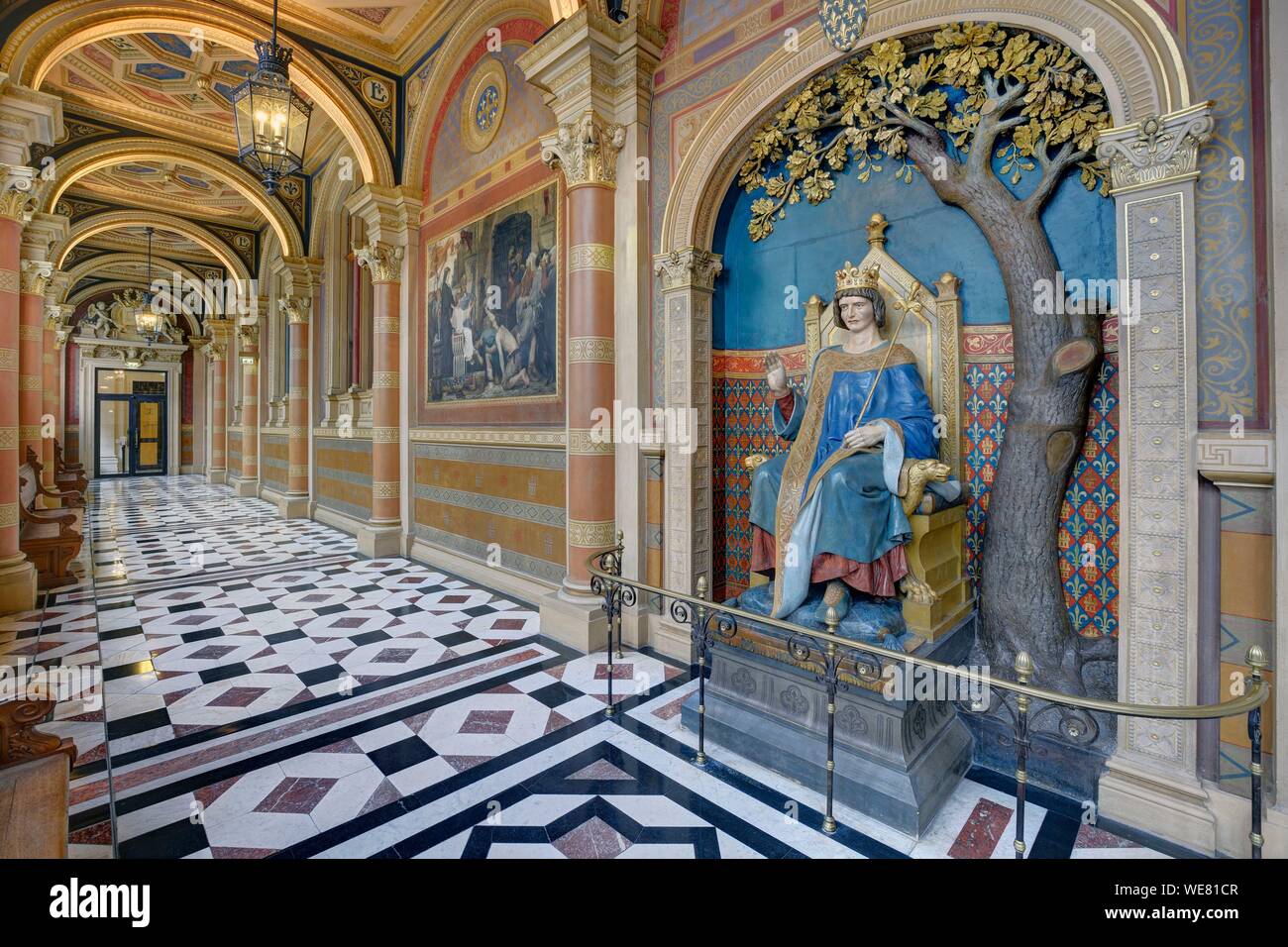 Decorative molding hires stock photography and images Alamy