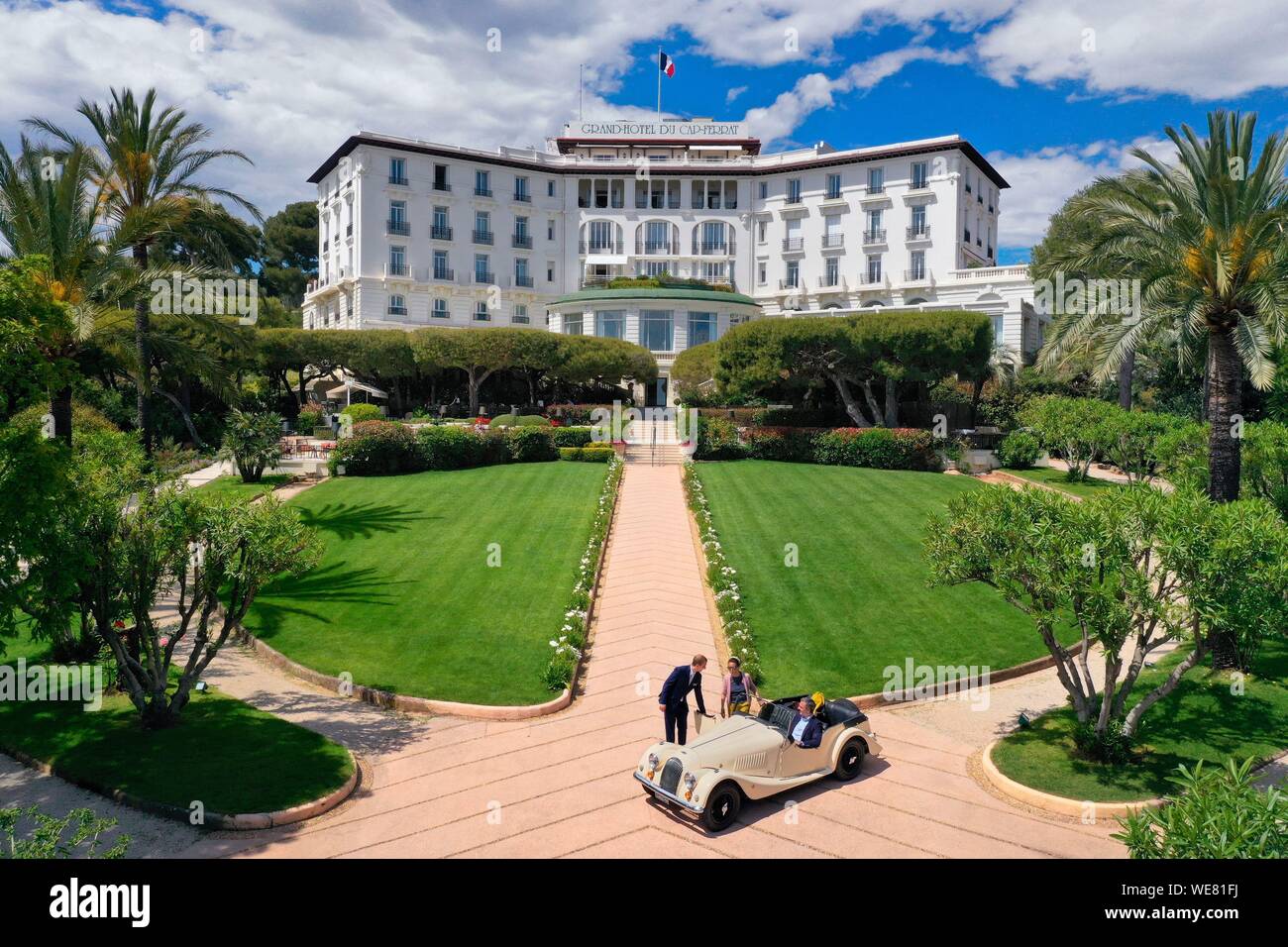 France, Alpes Maritimes, Saint Jean Cap Ferrat, Grand-Hotel du Cap Ferrat,  a 5 star palace from Four Seasons Hotel, the doorman welcomes customers in  a Morgan Roadster 4/4 (aerial view Stock Photo -