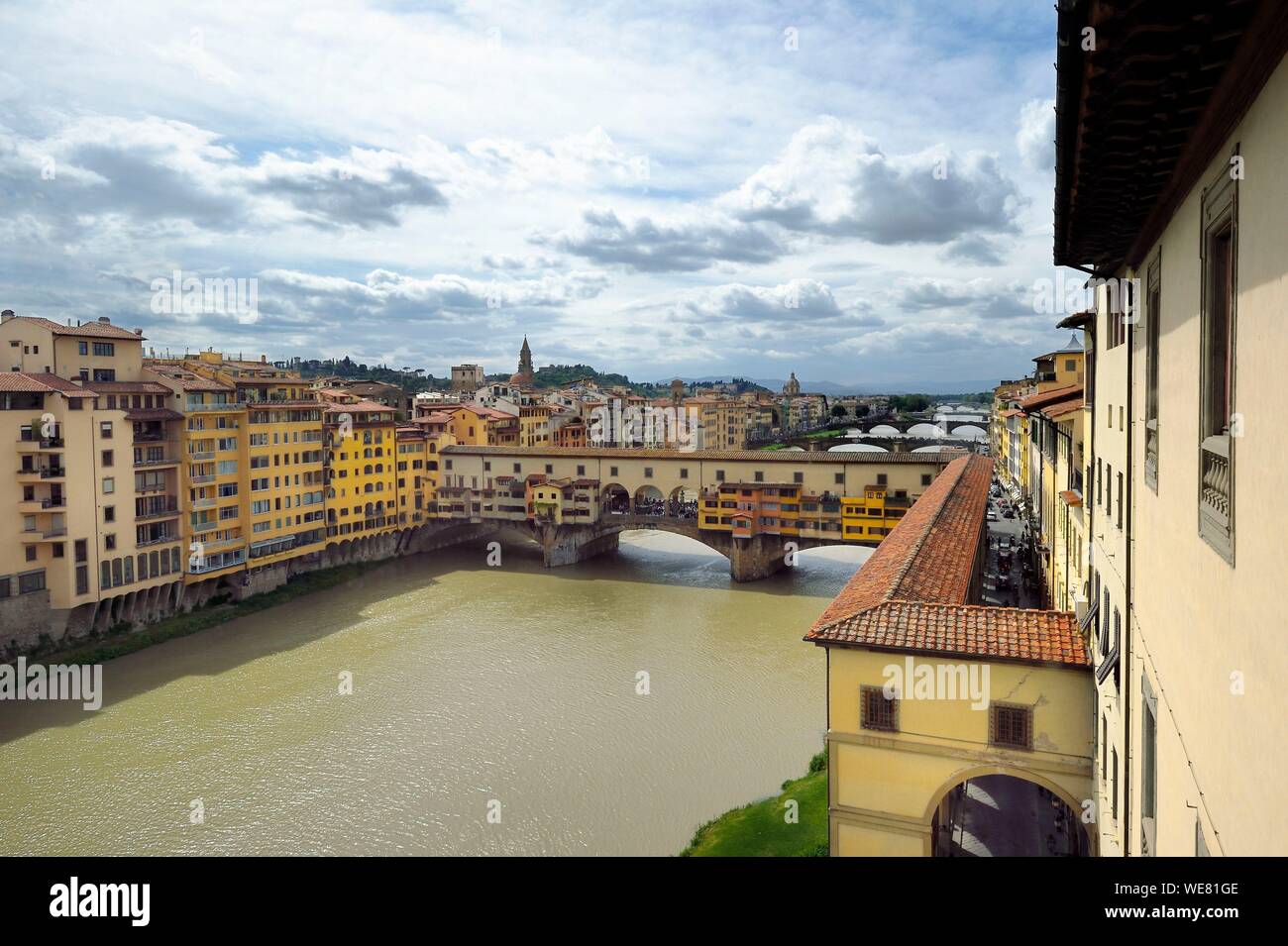 Italy, Tuscany, Florence, listed as World Heritage by UNESCO, the Ponte Vecchio on the Arno River seen from the Galleria degli Uffizi (Uffizi Gallery), the Vasari Corridor, protected passage covered by the Medici between Palazzo Vecchio and Palazzo Pitti, when crossing the Arno on the Ponte Vecchio Stock Photo