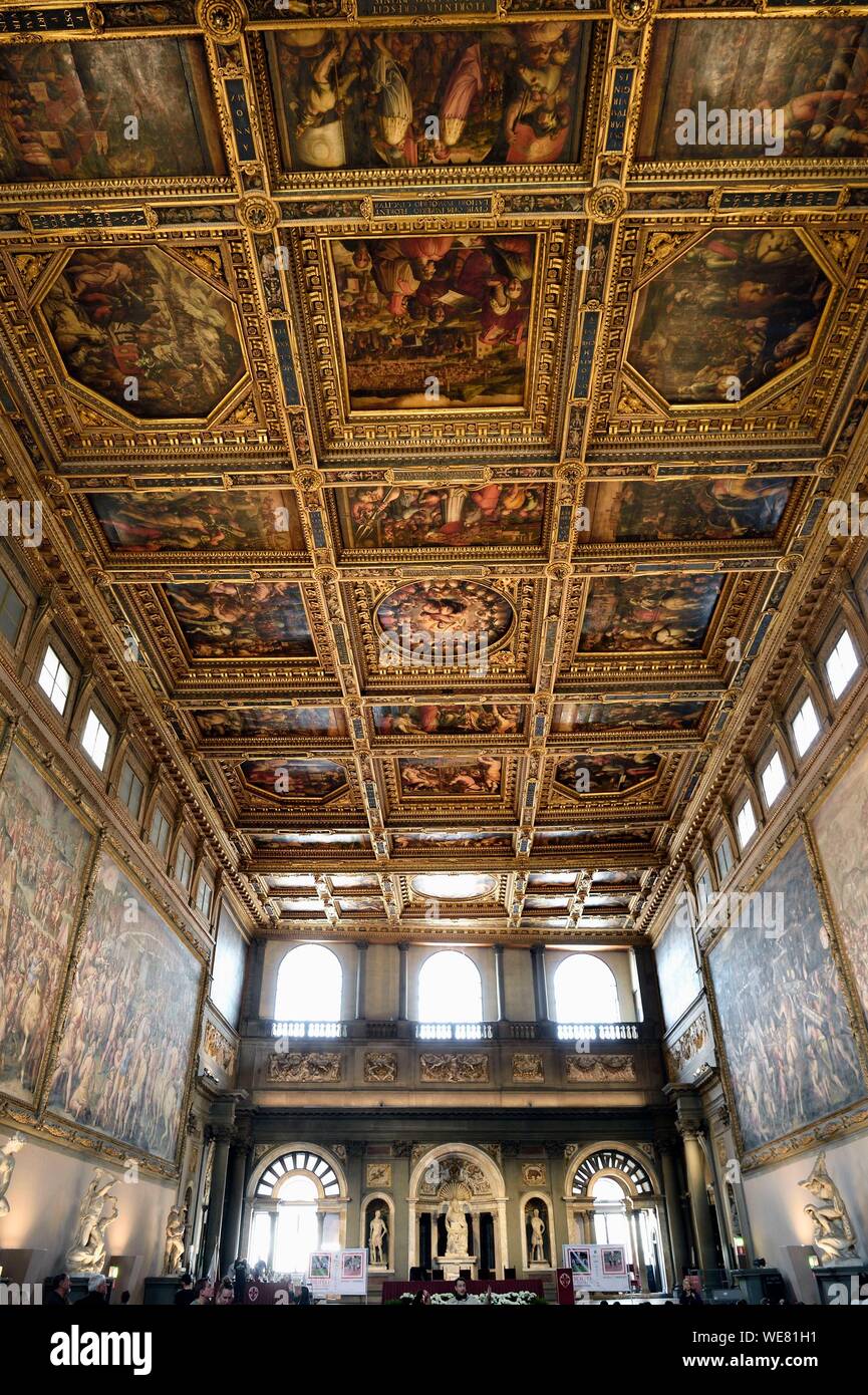 Italy, Tuscany, Florence, listed as World Heritage by UNESCO, the Palazzo Vecchio, Salone dei Cinquecento (Hall of the Five Hundred), the coffered ceiling decorated with Vasari's paintings Stock Photo