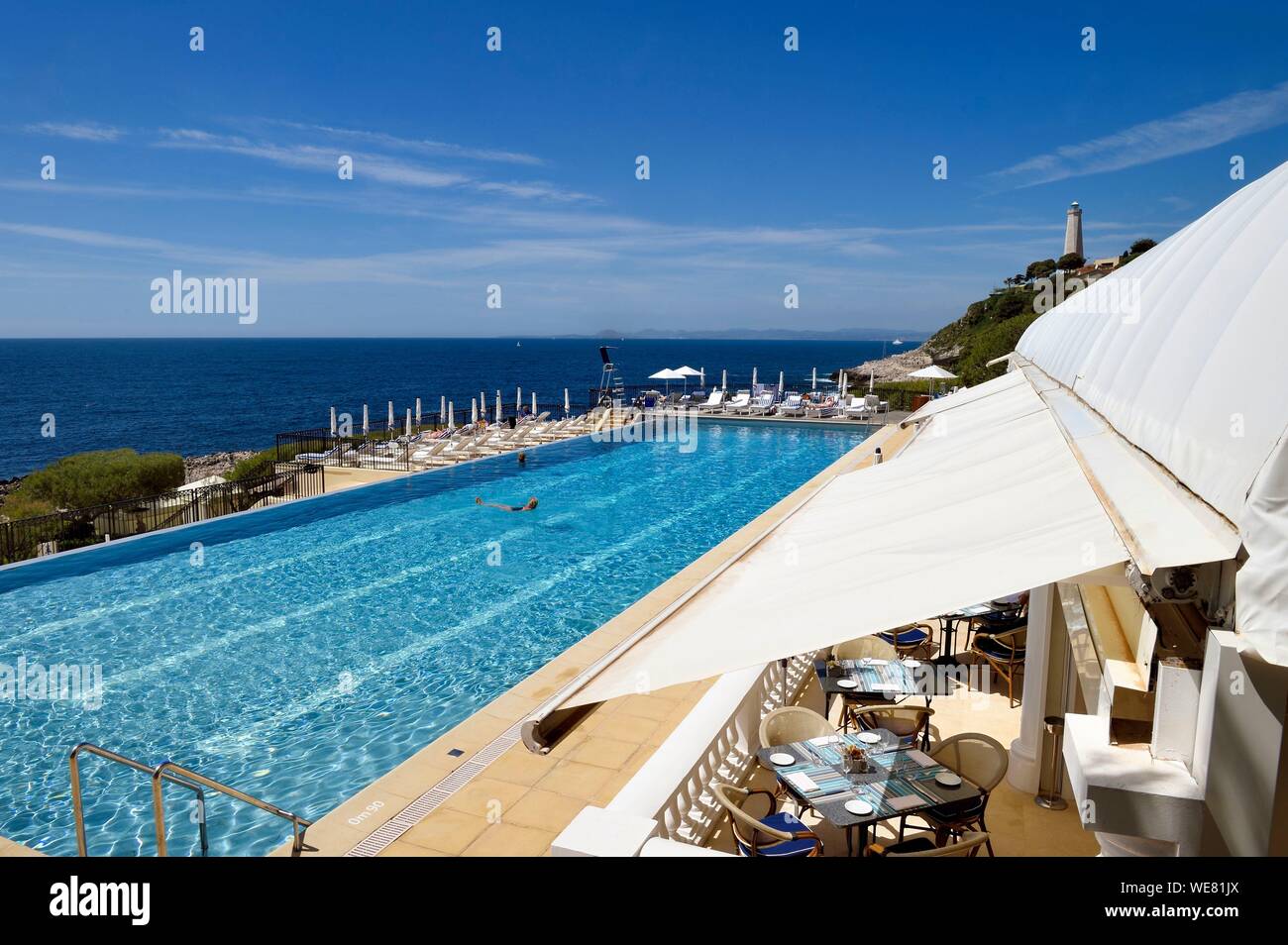 France, Alpes Maritimes, Saint Jean Cap Ferrat, Grand-Hotel du Cap Ferrat, a 5 star palace from Four Seasons Hotel, the chic poolside Club Dauphin by the pool and facing the sea Stock Photo