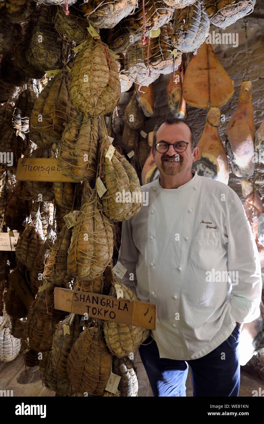 Italy, Emilia Romagna, Polesine Zibello near Parma, Antica Corte Pallavicina, the chef Massimo Spigaroli in his culatello maturing cellar, traditional ham of Parma Stock Photo