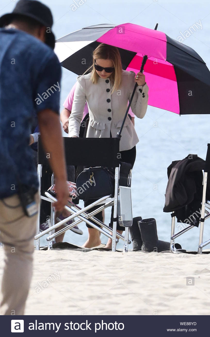Venice Ca Part 2 Kristen Bell Enjoys Her Day At The Beach