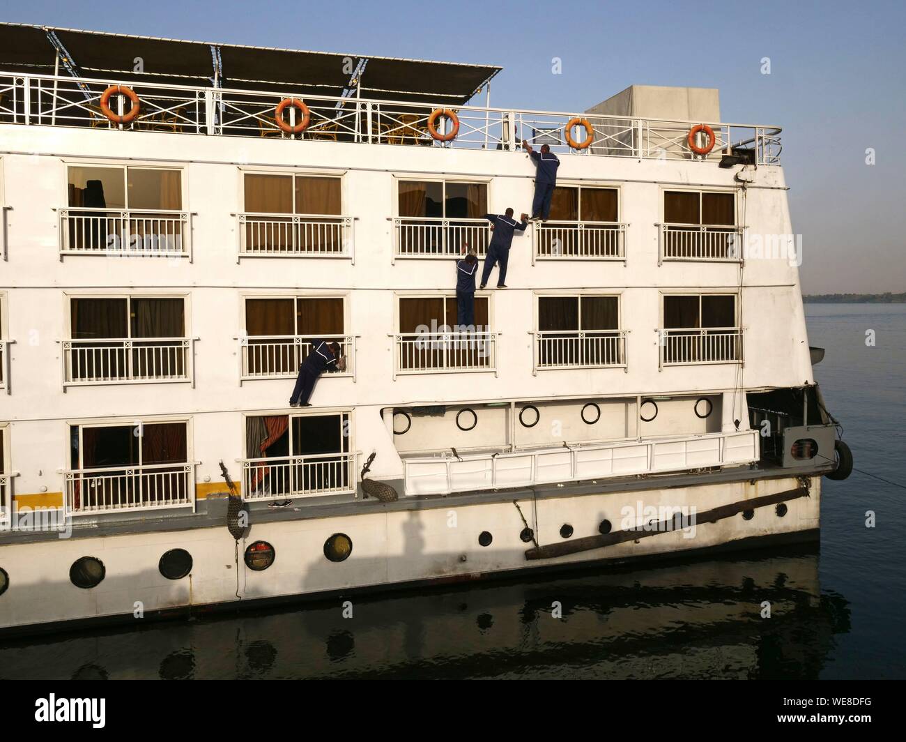 Egypt, Upper Egypt, Nubia, Nile Valley, Aswan, crew of a Nile cruise ship cleaning the windows Stock Photo