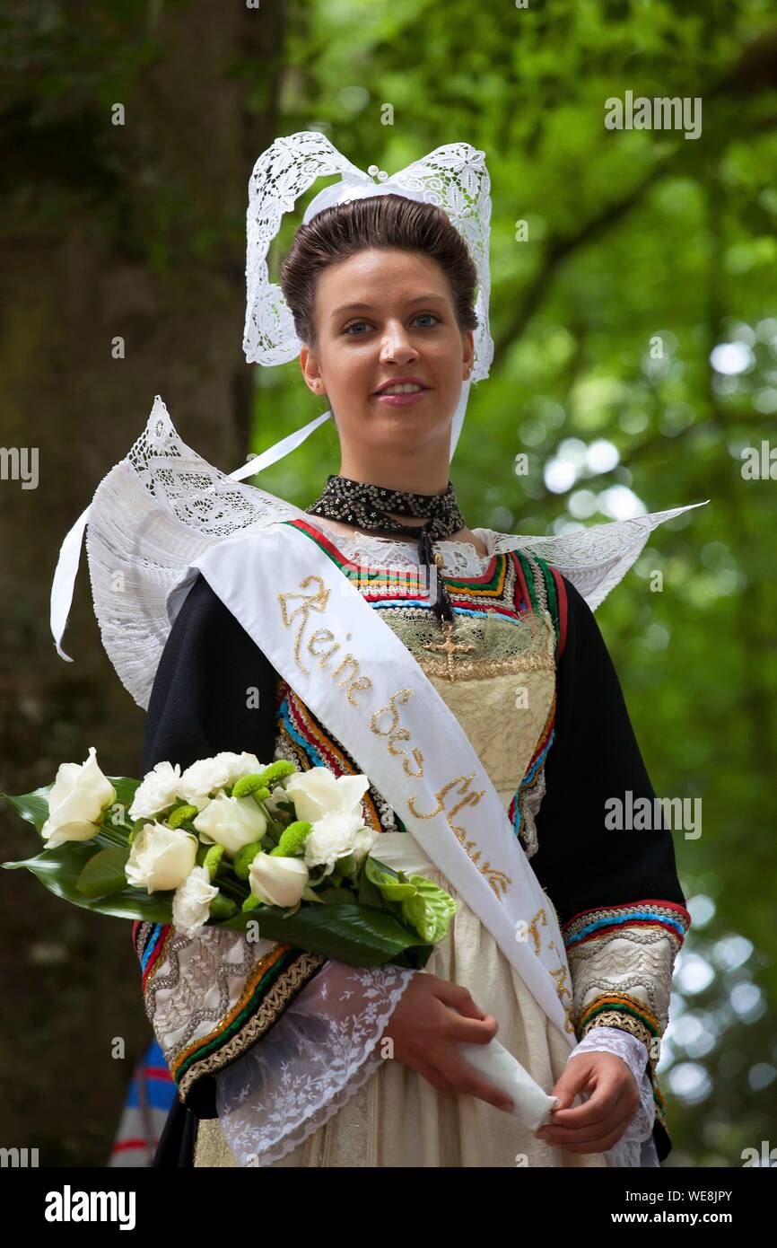 Headdress of flowers hi-res stock photography and images - Page 4 - Alamy
