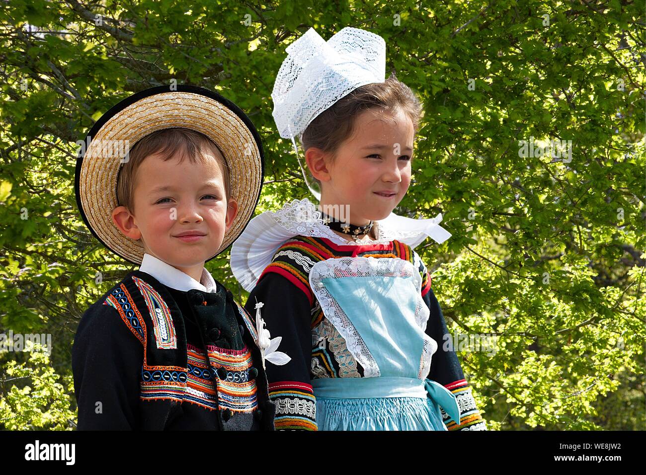 France, Finistere, fashion show of the Flowers of Gorse 2015 in Pont Aven, Children in headdresses and costumes of Pont Aven Stock Photo