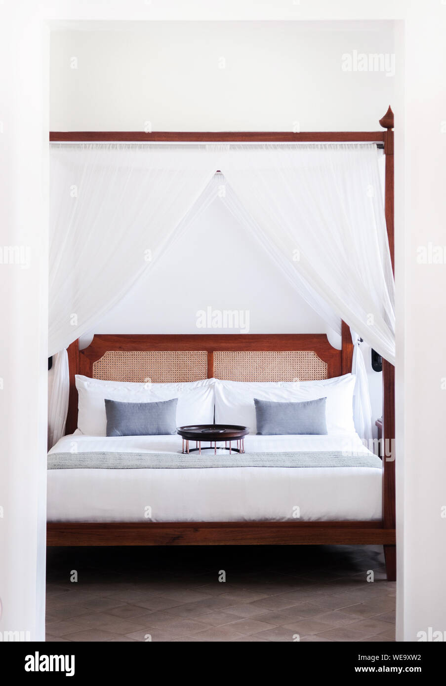 Contemporary Colonial Style White Four Poster Bed In Bedroom Stock