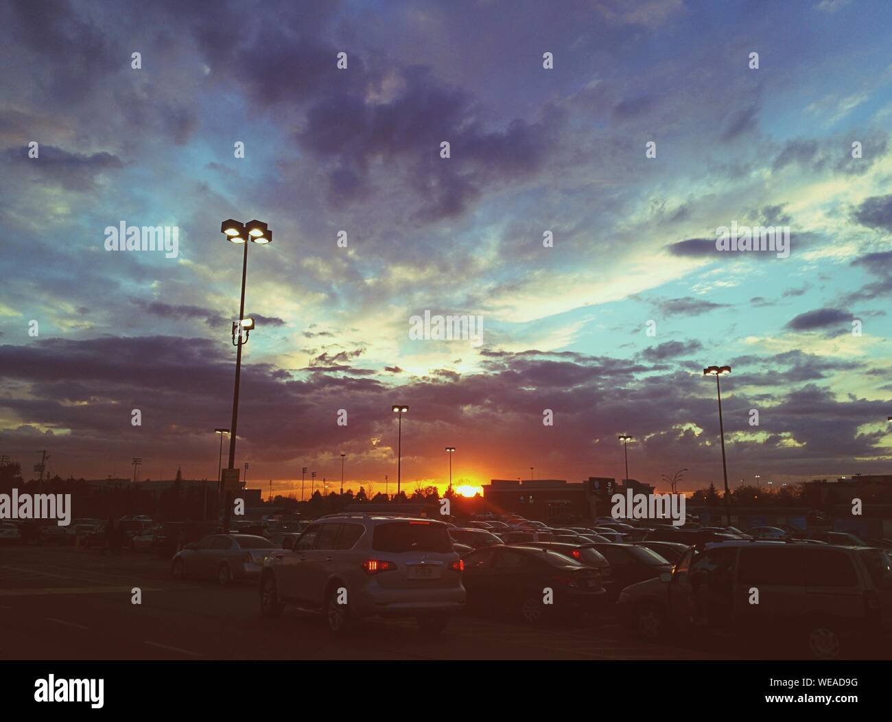 Crowded parking lot hi-res stock photography and images - Alamy