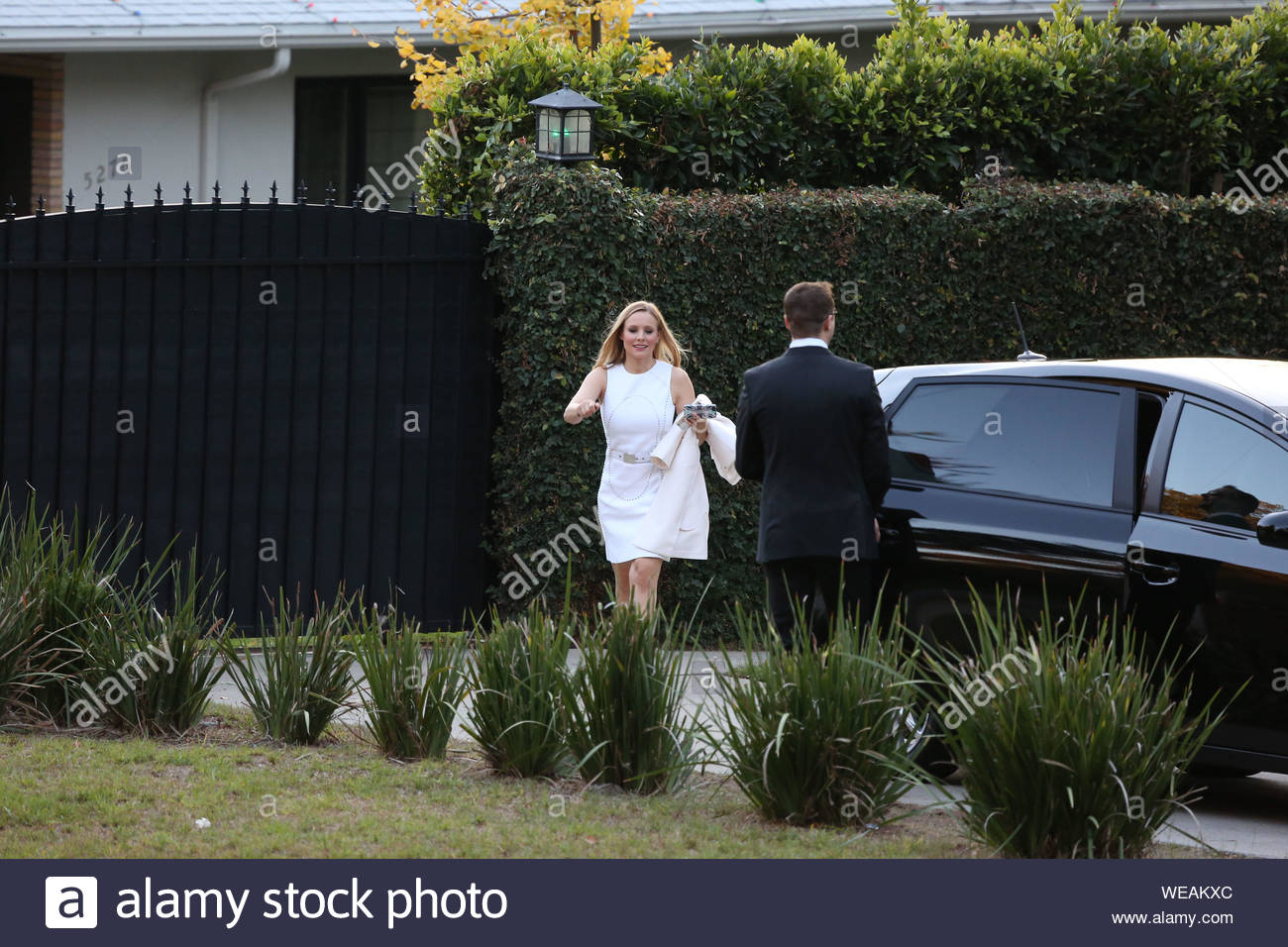 Los Feliz Ca Dax Shepard Decorates He And Kristen Bell S Home With Christmas Lights As Kristen