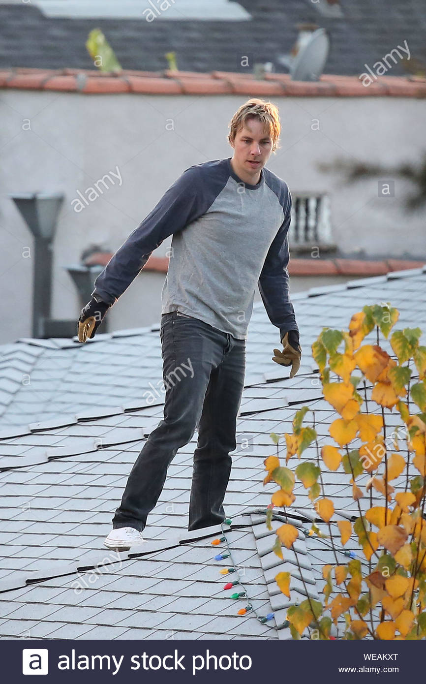 Los Feliz Ca Dax Shepard Decorates He And Kristen Bell S Home With Christmas Lights As Kristen Hops Into A Waiting Limo Headed For The American Music Awards In Los Angeles Kristen