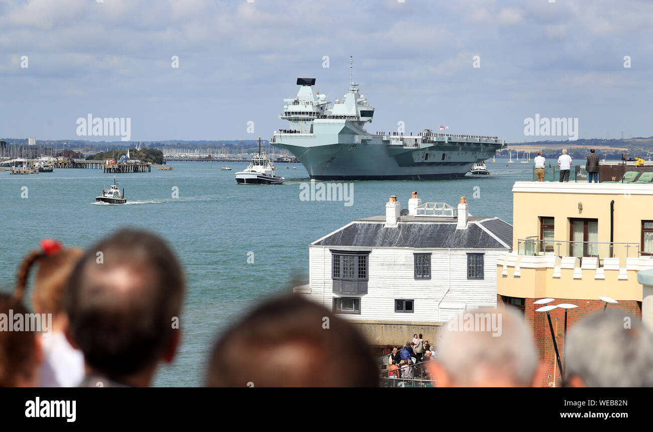 Hms queen elizabeth sets sail hires stock photography and images Alamy