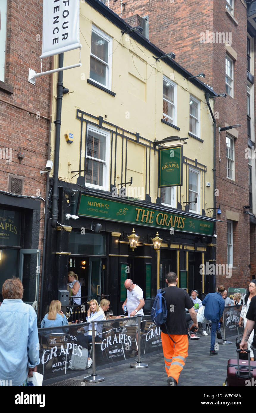 The Grapes public house on Mathew Street, Liverpool, England where The Beatles drank when playing at the famous Cavern Club opposite Stock Photo