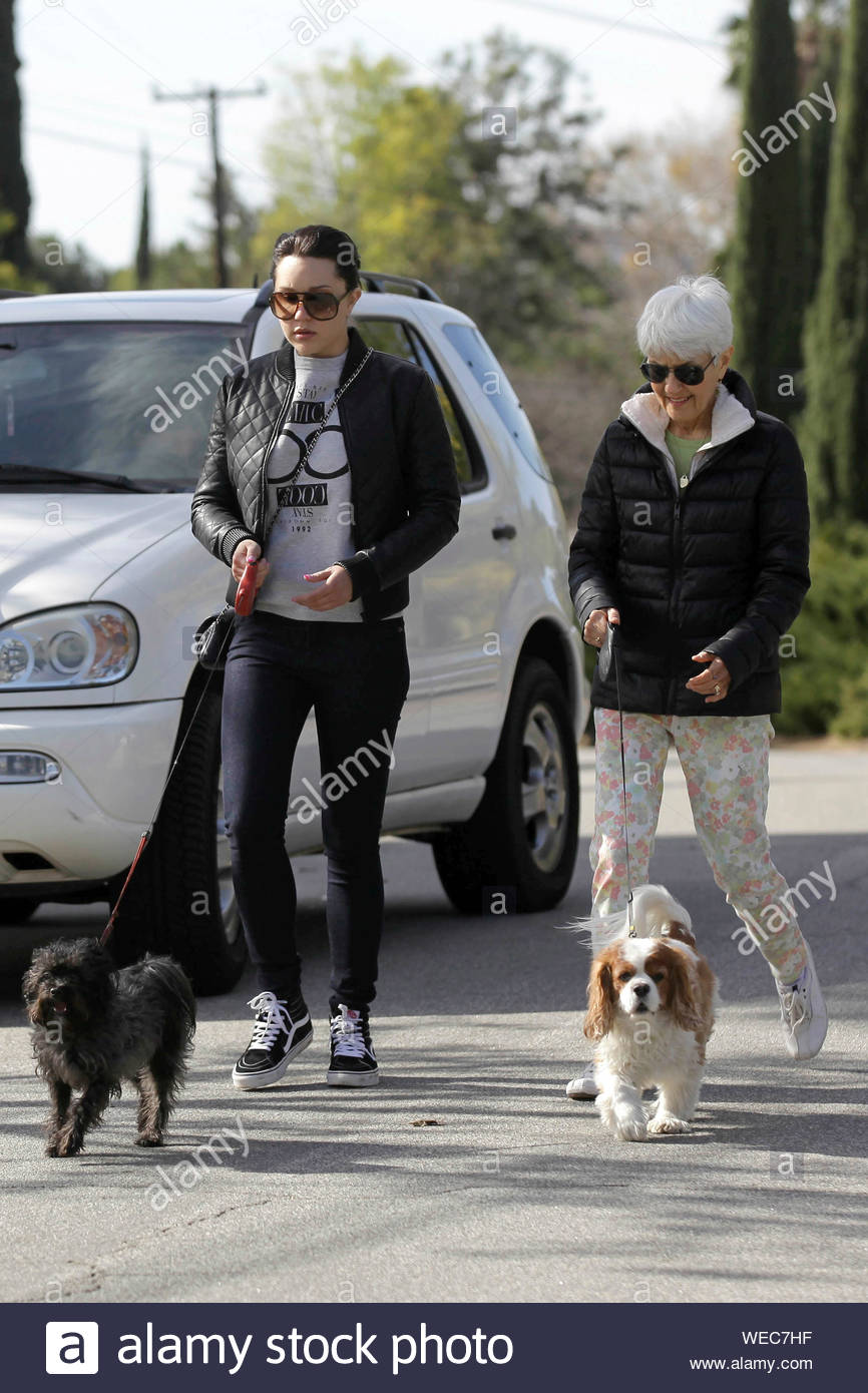Thousand Oaks Ca Amanda Bynes Has A Relaxing Sunday And Takes A