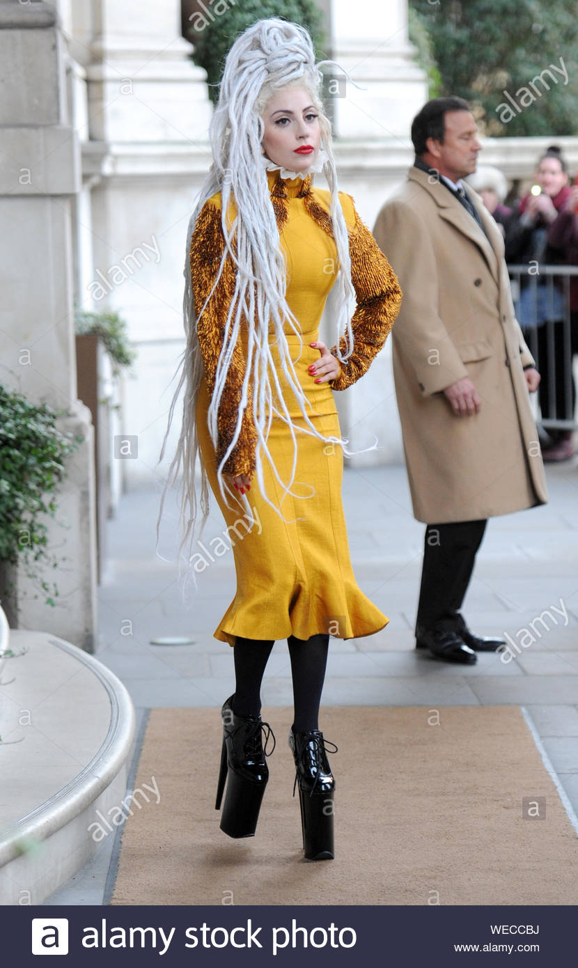 London Uk Pop Superstar Lady Gaga Steps Out Of Her Hotel In A