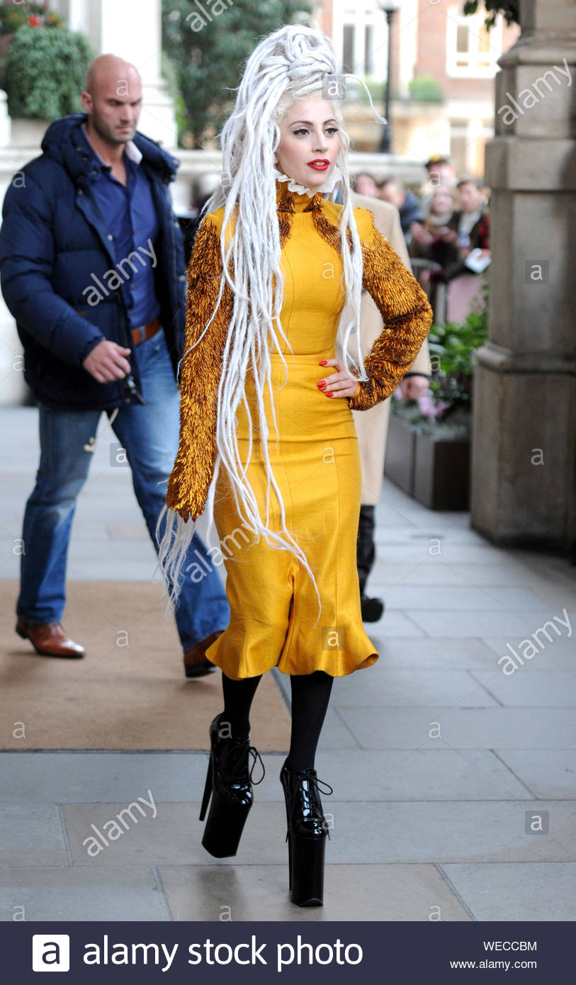 London Uk Pop Superstar Lady Gaga Steps Out Of Her Hotel In A