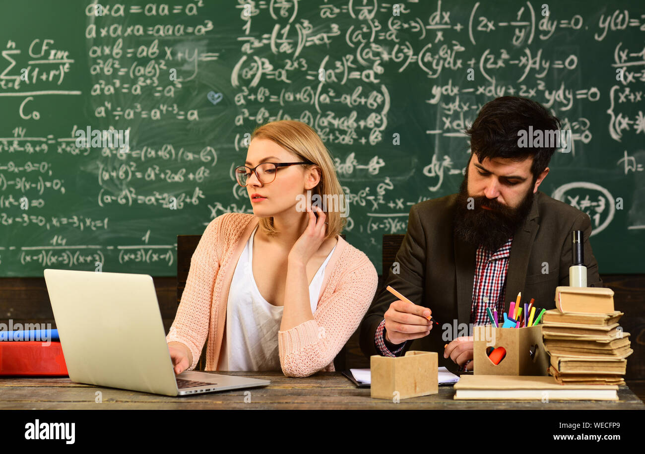 Студенты и преподавательница читать