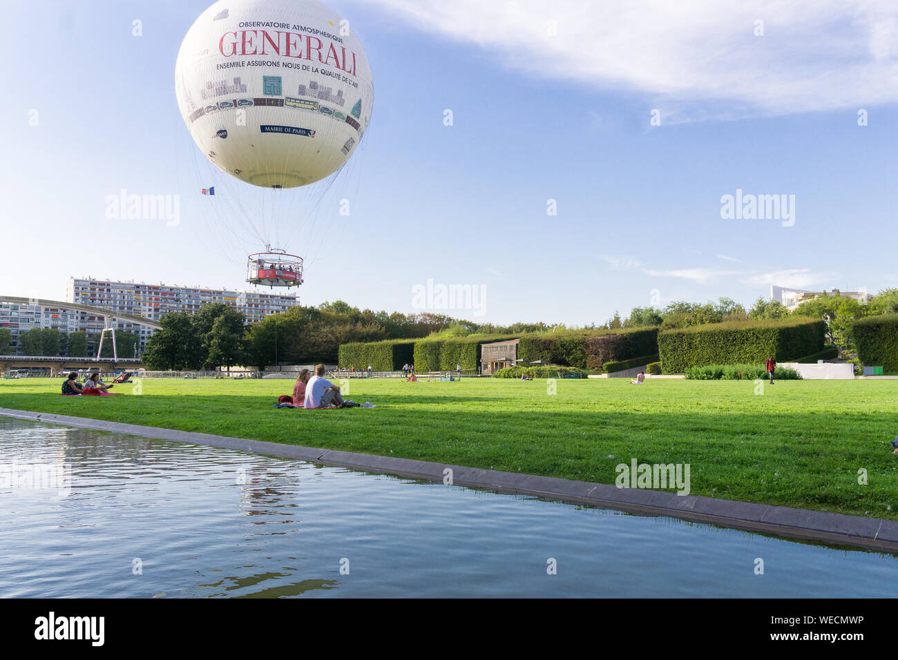 Paris Andre Citroen Park - People watching the landing of the Paris Baloon in the Park Andre Citroen in the 15th arrondissement. France, Europe. Stock Photo