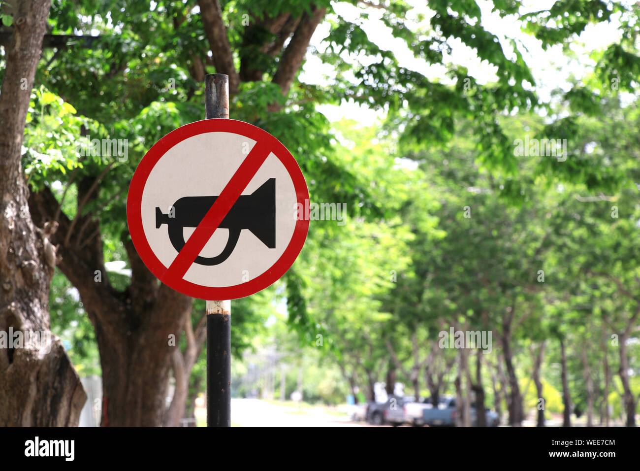 Signs that do not use horn horns in this area. Warning sign on the road