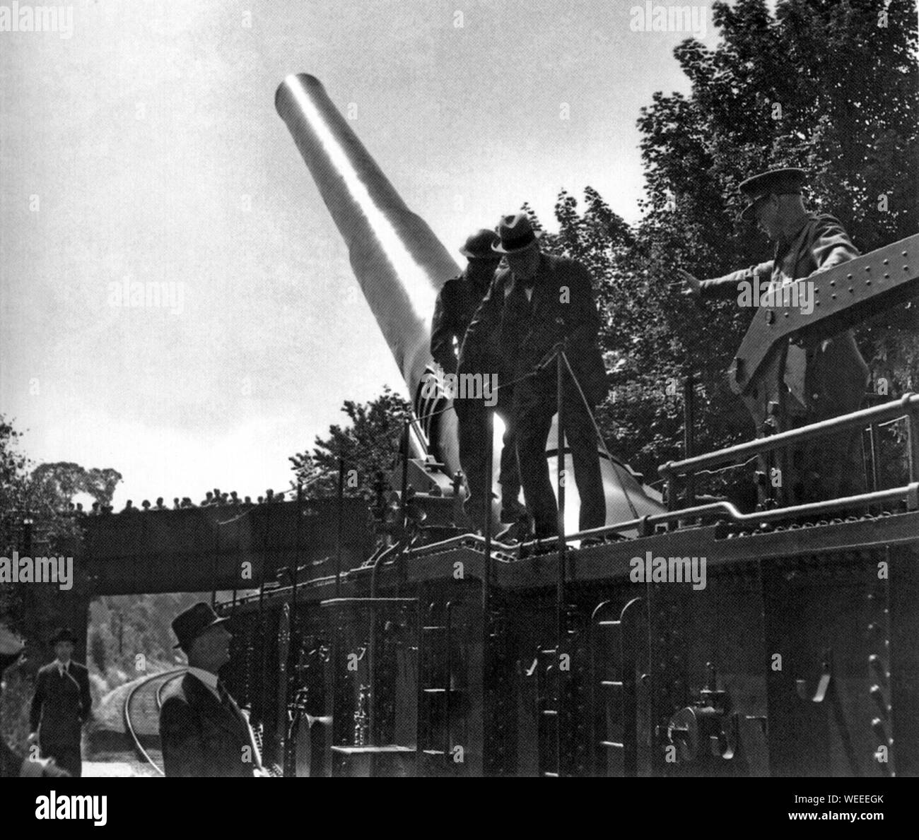 Winston Churchill inspecting a heavy artillery weapon known as the Boche Buster. June 1941 Stock Photo