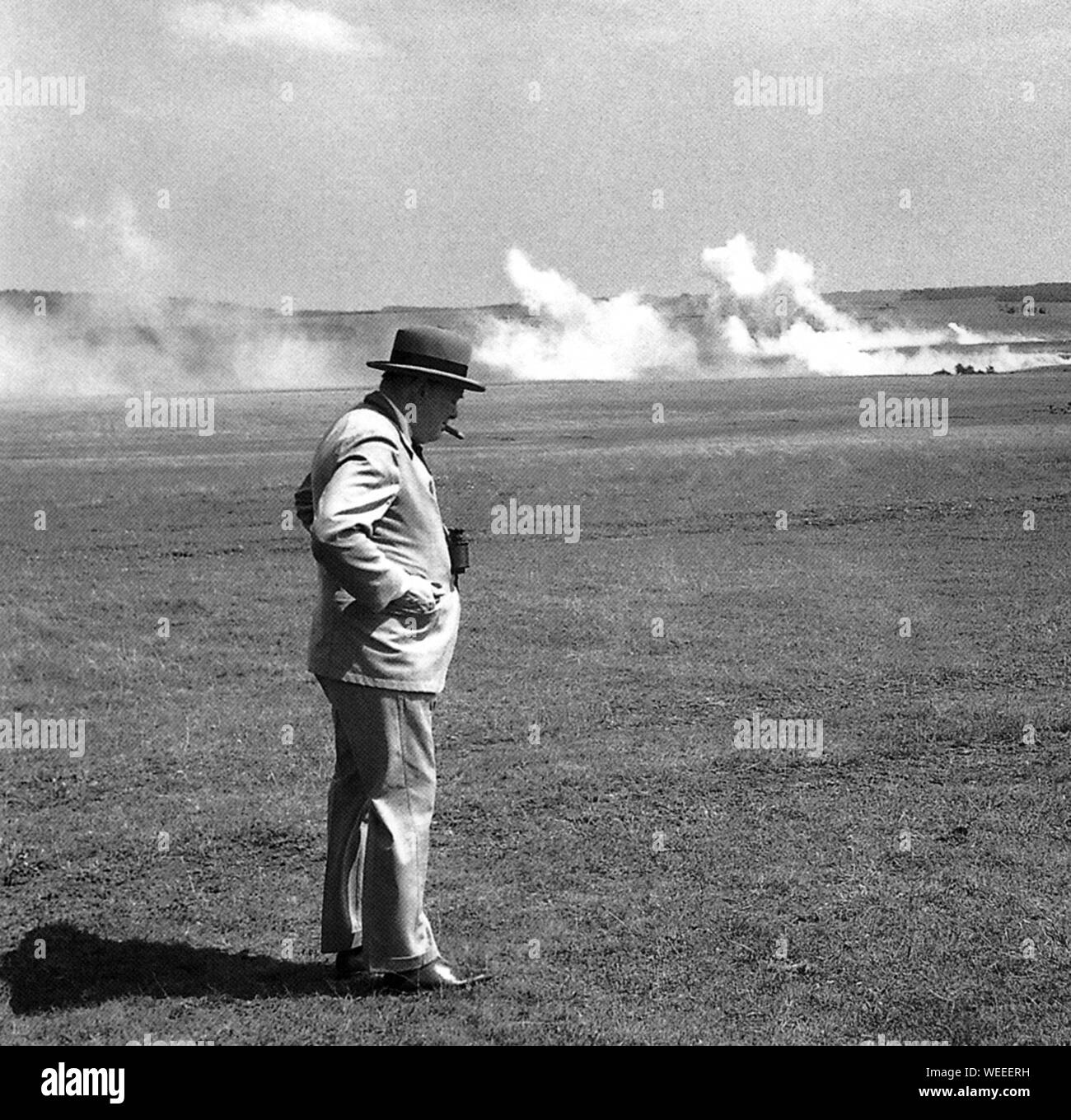 Winston Churchill observes a mock battle at which live ammunition was used. July 1941 Stock Photo