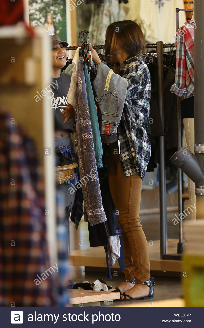 Studio City Ca Selena Gomez Hits The New Years With A Little