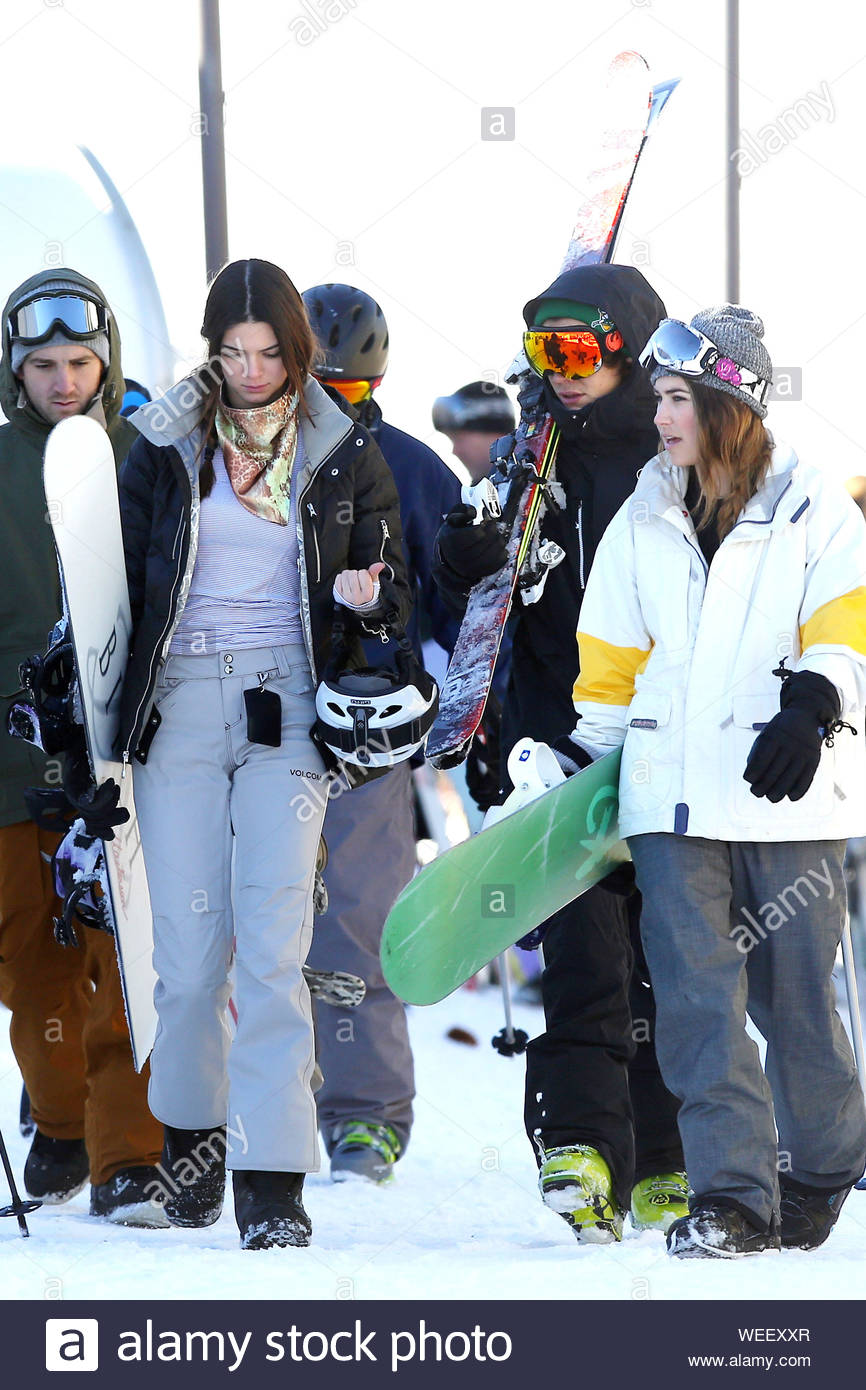 Mammoth Lake Ca Teen Heartthrob Harry Styles Hits The Slopes With Rumored Girlfriend Kendall Jenner And A Few Friends For A Bright Clear Day In Mammoth Looks Like Harry Is Following
