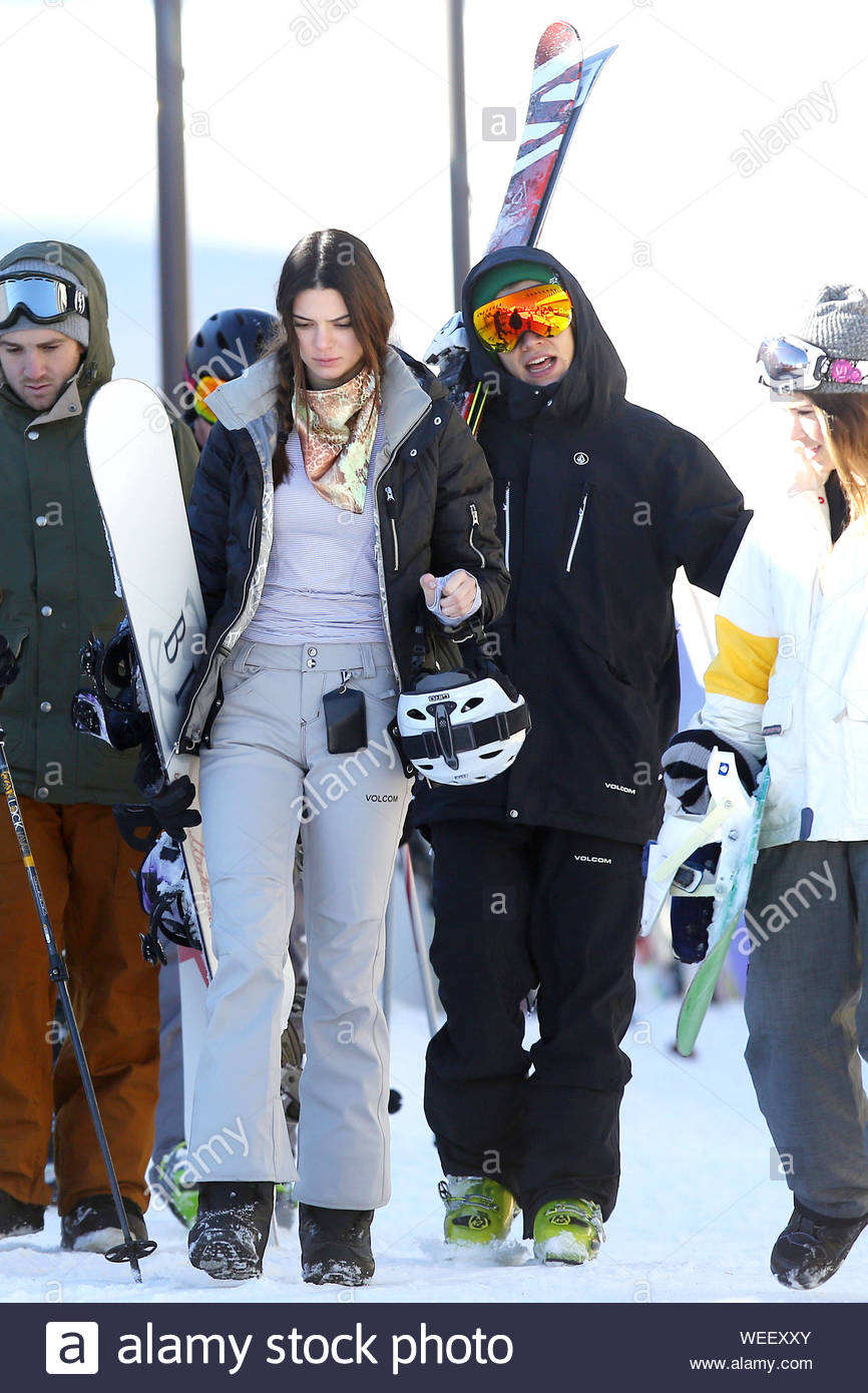 Mammoth Lake Ca Teen Heartthrob Harry Styles Hits The Slopes With Rumored Girlfriend Kendall Jenner And A Few Friends For A Bright Clear Day In Mammoth Looks Like Harry Is Following