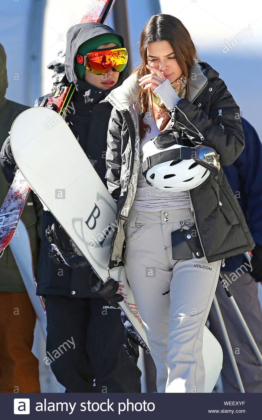 Mammoth Lake Ca Teen Heartthrob Harry Styles Hits The Slopes With Rumored Girlfriend Kendall Jenner And A Few Friends For A Bright Clear Day In Mammoth Looks Like Harry Is Following