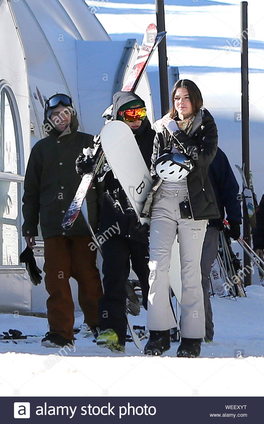 Mammoth Lake Ca Teen Heartthrob Harry Styles Hits The Slopes With Rumored Girlfriend Kendall Jenner And A Few Friends For A Bright Clear Day In Mammoth Looks Like Harry Is Following