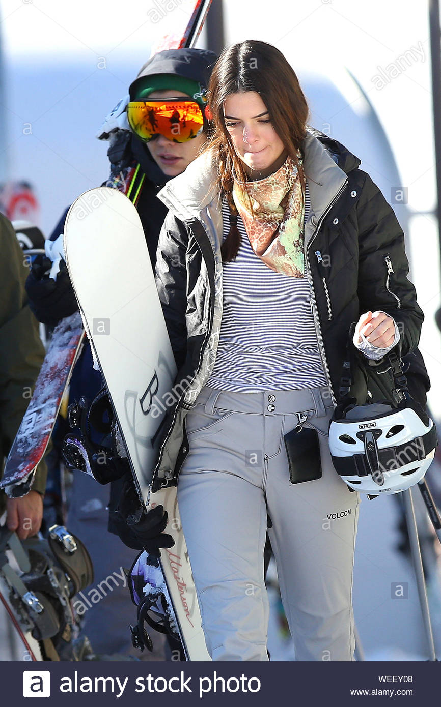 Mammoth Lake Ca Teen Heartthrob Harry Styles Hits The Slopes With Rumored Girlfriend Kendall Jenner And A Few Friends For A Bright Clear Day In Mammoth Looks Like Harry Is Following