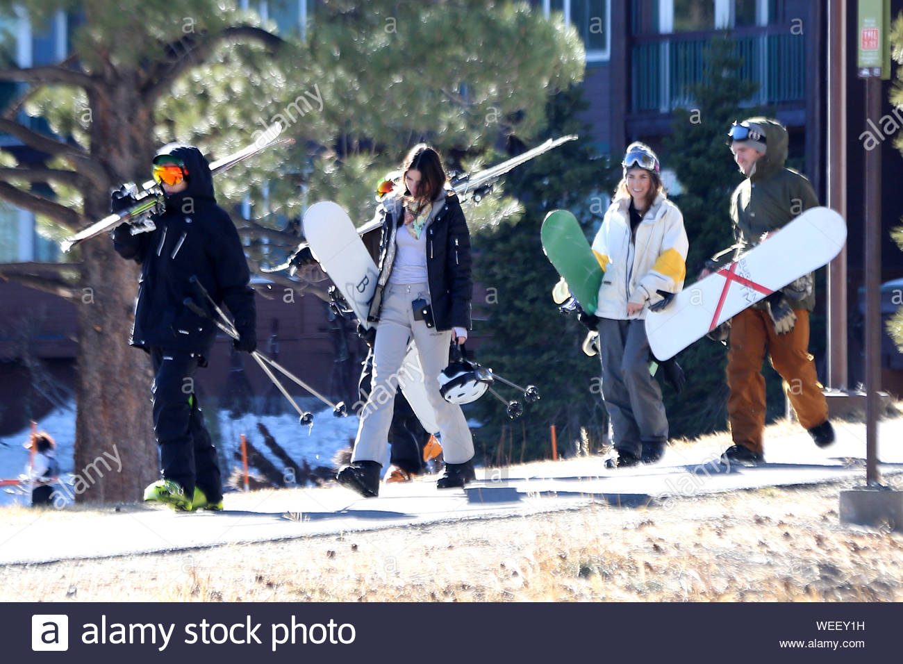 Mammoth Lake Ca Teen Heartthrob Harry Styles Hits The Slopes With Rumored Girlfriend Kendall Jenner And