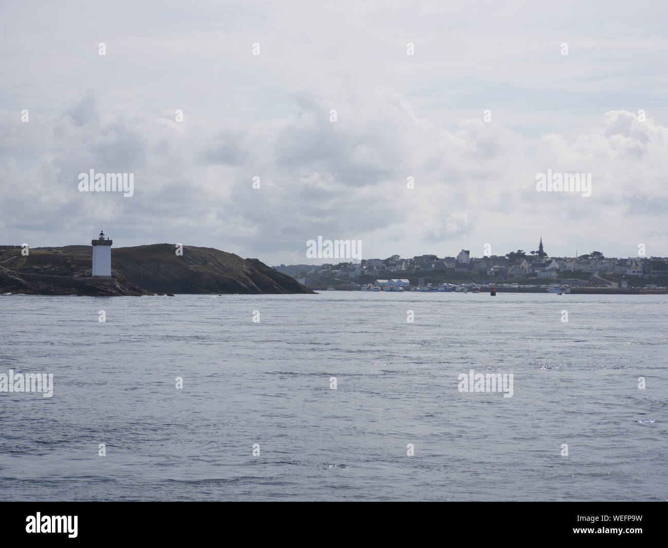 phare de kermorvan , phare du conquet , entrée au port du conquet ,phare blanc et carré , photo des cotes bretonnes prises depuis un bateau en mer Stock Photo