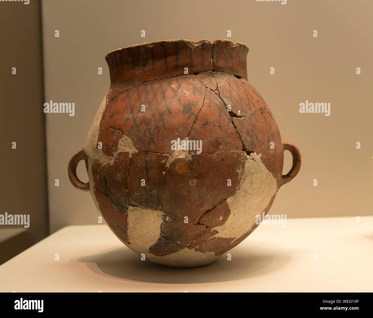 Colored pottery flank-binaural reticulate pattern jar unearthed at a grave at Nanwan, Balikun county, Xinjiang. The Warring States Period (475–221 BC) Stock Photo