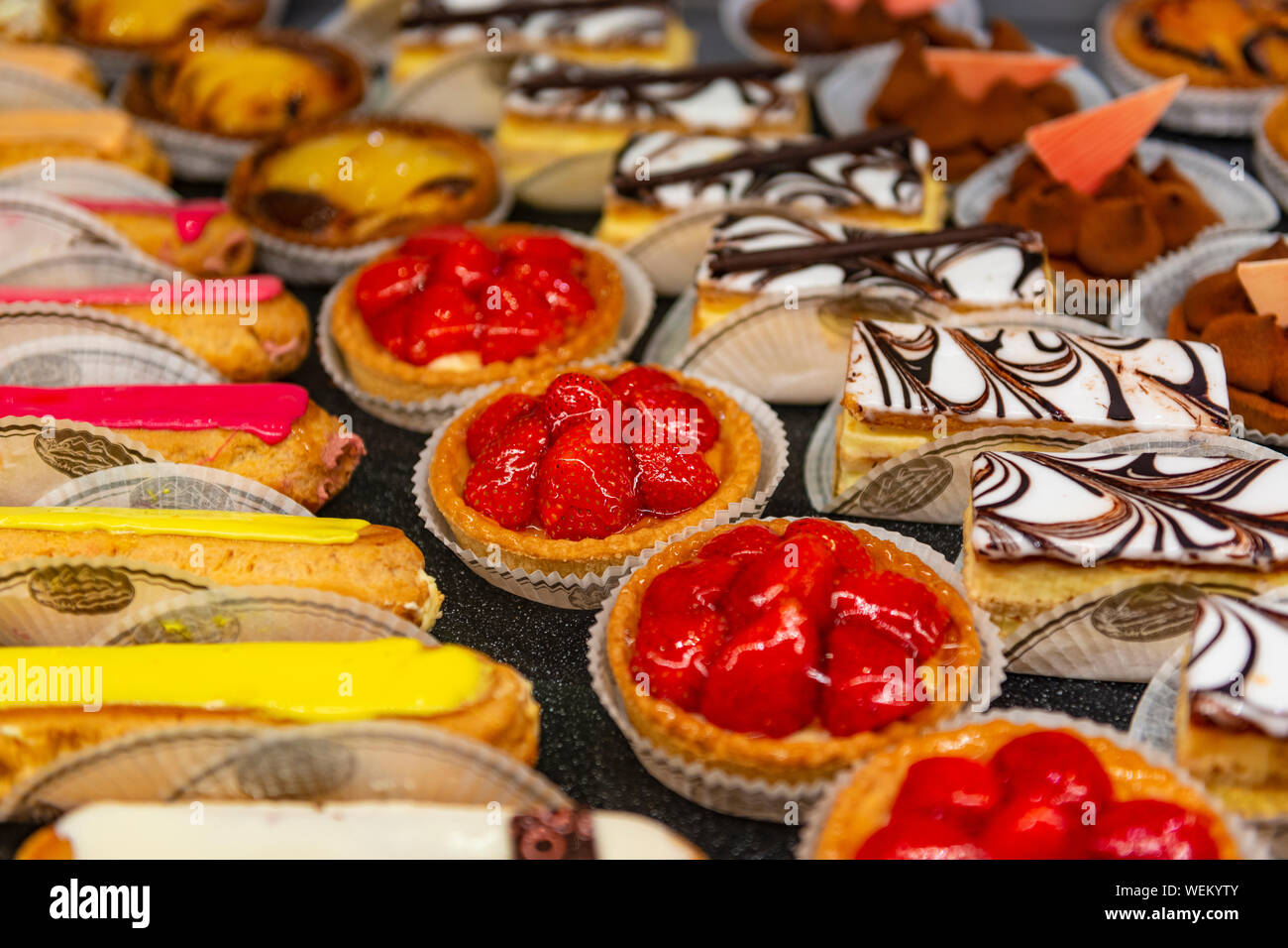 Row of desserts hi-res stock photography and images - Alamy