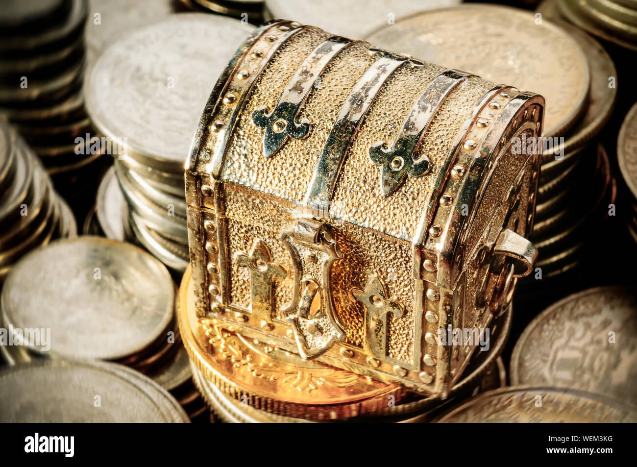 Small treasure chest Stock Photo - Alamy