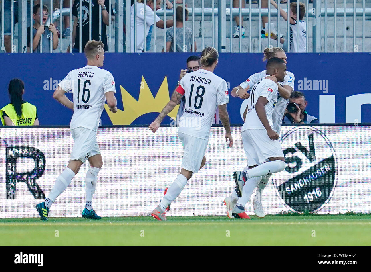 Sandhausen, Germany. 30th Aug, 2019. Soccer: 2nd Bundesliga, SV Sandhausen - SV Darmstadt 98, 5th matchday, in Hardtwaldstadion. Sandhausen's scorer Erik Zenga (r) rejoices with his team-mates over the goal to 1-0. Credit: Uwe Anspach/dpa - IMPORTANT NOTE: In accordance with the requirements of the DFL Deutsche Fußball Liga or the DFB Deutscher Fußball-Bund, it is prohibited to use or have used photographs taken in the stadium and/or the match in the form of sequence images and/or video-like photo sequences./dpa/Alamy Live News Stock Photo