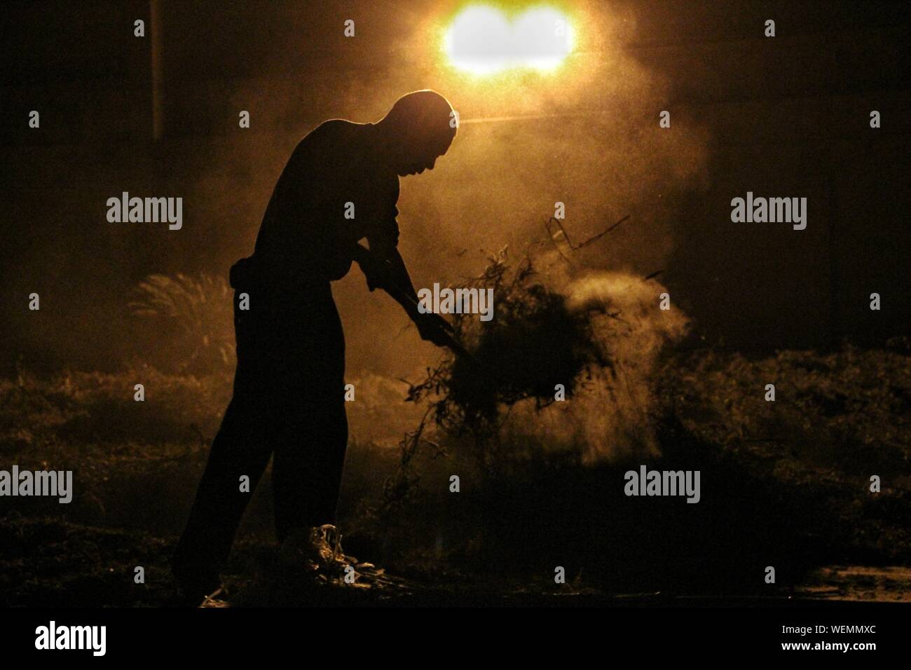 Man digging hires stock photography and images Alamy