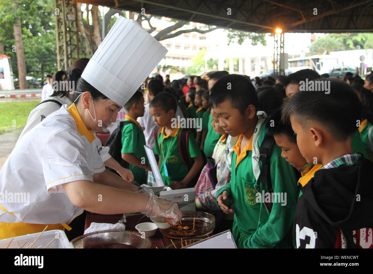 Khon Kaen, Thailand. 30th Aug, 2019. Thai students wait to taste famous Sichuan dish 'boboji' during the third Chinese Kitchen Food and Cultural Festival held by the Confucius Institute at Khon Kaen University in Khon Kaen, Thailand, on Aug. 30, 2019. Some 600 Thai students and local people in the northeastern Thai province of Khon Kaen tasted spicy Sichuan food of China and also got a chance to learn how to cook the Sichuan dishes from top chefs from a Chinese university on Friday. Credit: Yang Zhou/Xinhua/Alamy Live News Stock Photo