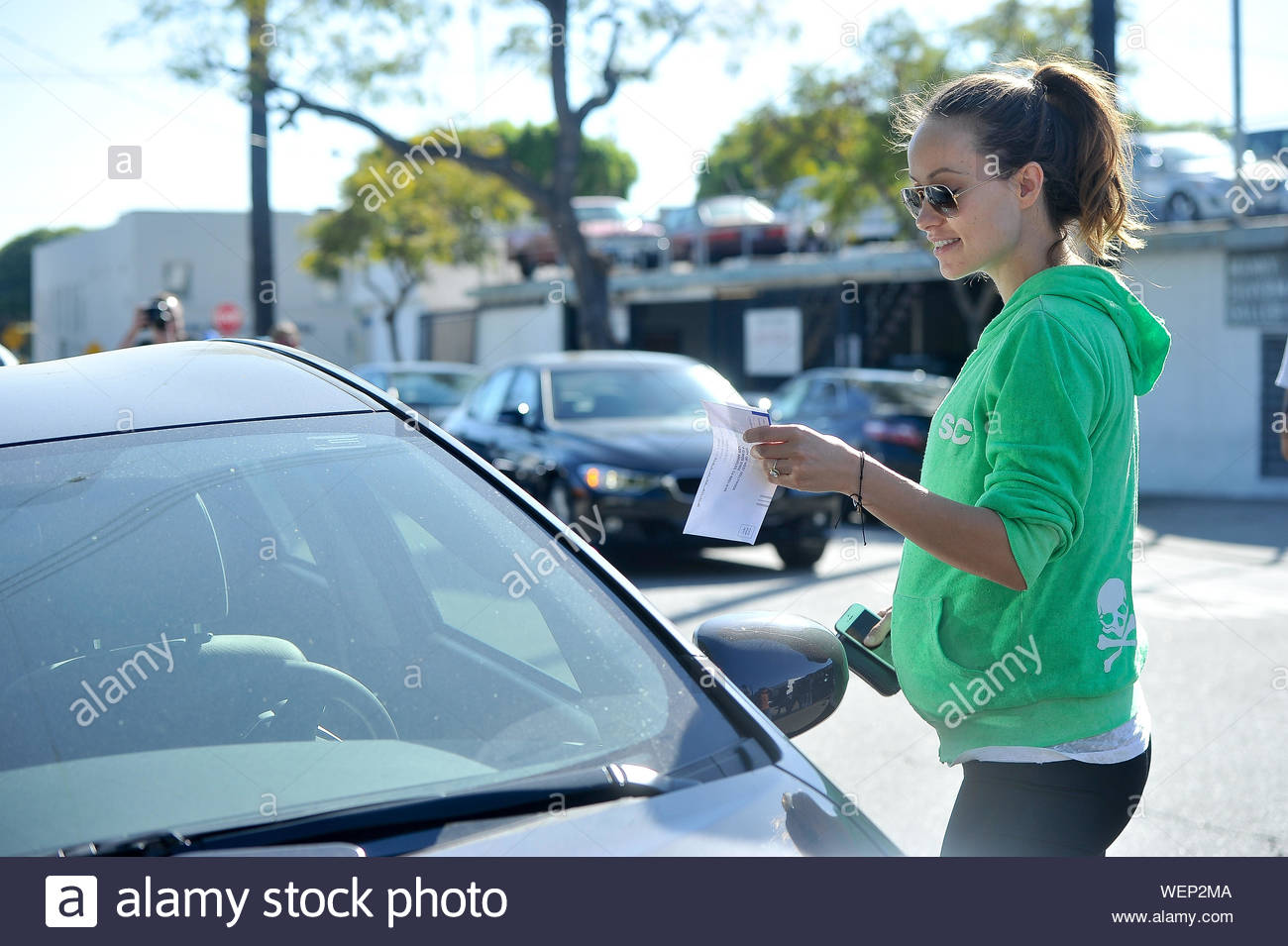 Beverly Hills Ca Olivia Wilde Returns To Her Car To Find A Parking Ticket On Her