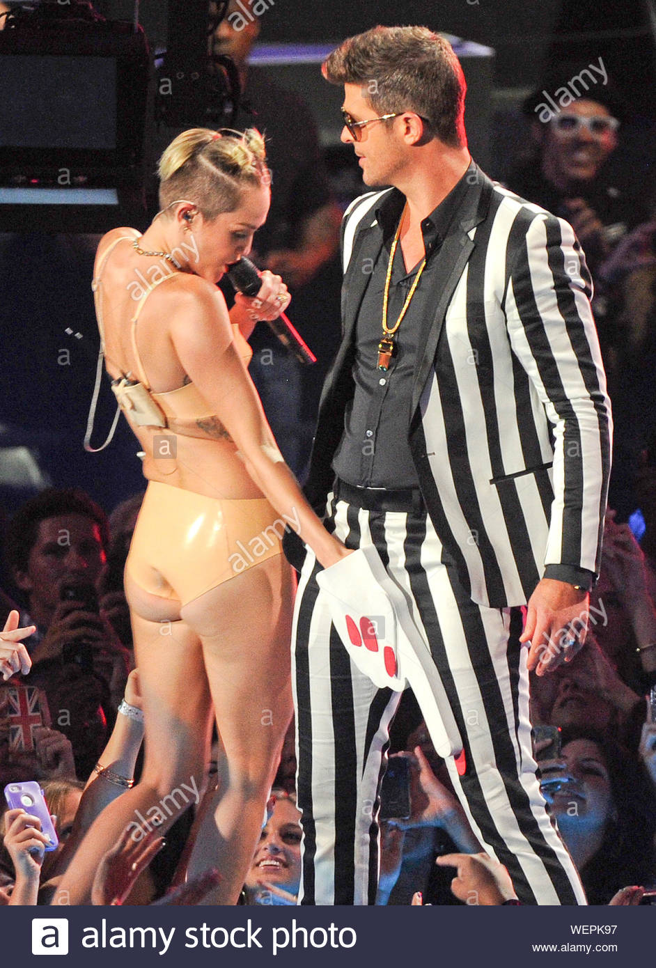 https://c8.alamy.com/comp/WEPK97/new-york-ny-miley-cyrus-and-robin-thicke-onstage-during-the-2013-mtv-video-music-awards-at-the-barclay-center-thickes-much-talked-about-duet-with-the-we-cant-stop-singer-miley-cyrus-in-august-was-reportedly-a-big-test-in-his-longtime-relationship-with-ex-wife-paula-patton-the-miley-cyrus-fiasco-was-a-big-test-of-their-relationship-said-an-insider-he-asked-her-to-help-him-out-as-a-friend-and-a-wife-and-defend-him-and-the-performance-he-begged-her-to-speak-out-for-him-and-be-there-for-him-she-agreed-to-be-the-good-wife-after-he-begged-and-pleaded-the-source-continued-WEPK97.jpg